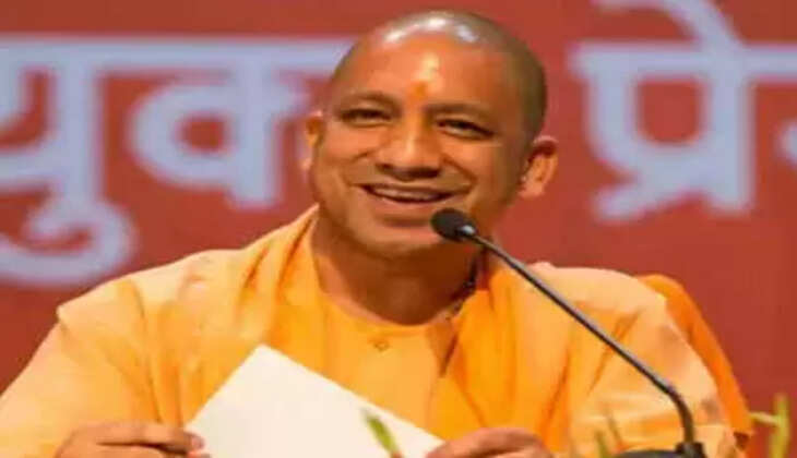 लखनऊ: यूपी विधान सभा चुनाव से पहले योगी सरकार ने राज्य के किसानों को बड़ा तोहफा दिया है. यूपी के ऊर्जा मंत्री श्रीकांत शर्मा ने किसानों के लिए बिजली के दाम आधे करने का ऐलान किया है.  उत्तर प्रदेश के ऊर्जा मंत्री श्रीकांत शर्मा ने ट्वीट किया कि पीएम मोदी के संकल्प किसानों की आय दोगुनी करने की दिशा में निजी नलकूप कनेक्शनों की बिजली दरों में 50 फीसदी की कमी कर बड़ी राहत देने के लिए सीएम योगी का हार्दिक अभिनंदन.  ऊर्जा मंत्री श्रीकांत शर्मा ने अपने अगले ट्वीट में लिखा, 'निजी नलकूप के नए बिलों में ग्रामीण मीटर्ड कनेक्शन में बिजली दर 2 रुपये/यूनिट से घटकर 1 रुपये/यूनिट और फिक्स चार्ज 70 रुपये प्रति हॉर्स पावर से घटकर 35 रुपये/हॉर्स पावर होगा. अनमीटर्ड कनेक्शन में फिक्स चार्ज 170 रुपये/हॉर्स पावर की जगह 85 रुपये/हॉर्स पावर होगा.'  शहरी मीटर्ड कनेक्शन वालों को तोहफा यूपी के ऊर्जा मंत्री श्रीकांत शर्मा ने एक अन्य ट्वीट में लिखा कि शहरी मीटर्ड कनेक्शन में बिजली दर 6 रुपये/यूनिट से घटकर 3 रुपये/यूनिट और फिक्स चार्ज 130 रुपये/हॉर्स पावर से घटकर 65 रुपये/हॉर्स पावर होगा. एनर्जी एफिशिएंट पंप में दर 1.65 रुपये/यूनिट से घटकर 83 पैसे/यूनिट और फिक्स चार्ज 70 रुपये/हॉर्स पावर की जगह 35 रुपये/हॉर्स पावर होगा.   शहरी मीटर्ड कनेक्शन में बिजली दर 6 रुपये/ यूनिट से घटकर 3 रुपये/यूनिट व फिक्स चार्ज 130 रुपये/ हॉर्स पावर से घटकर 65 रुपये/हॉर्स पावर होगा। एनर्जी एफिशिएंट पंप में दर 1.65 रुपये/ यूनिट से घटकर 83 पैसे/यूनिट व फिक्स चार्ज 70 रुपये/हॉर्स पावर की जगह 35 रुपये/हॉर्स पावर होगी।