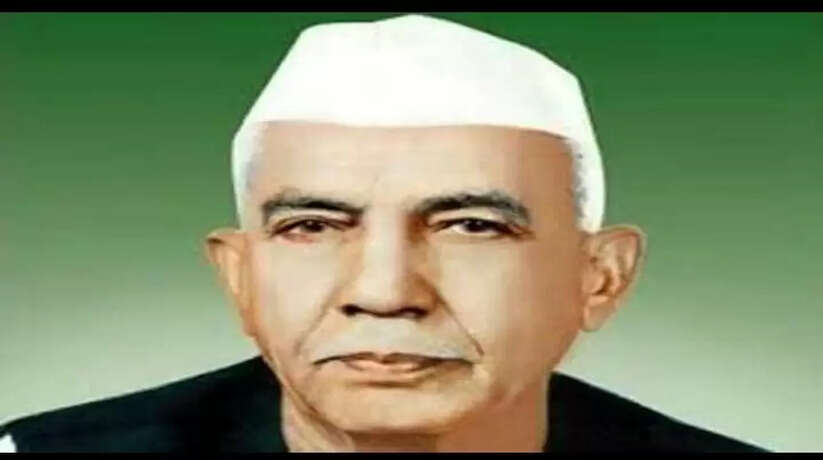 <blockquote class="twitter-tweet"><p lang="hi" dir="ltr">"देश की समृद्धि का रास्ता गांवों के खेतों एवं खलिहानों से होकर गुज़रता है।"<br><br>किसानों के नायक, पूर्व प्रधानमंत्री स्व. चौधरी चरण सिंह जी की पुण्यतिथि पर विनम्र श्रद्धांजलि। <a href="https://t.co/DT8jSMOcnm">pic.twitter.com/DT8jSMOcnm</a></p>— Akhilesh Yadav (@yadavakhilesh) <a href="https://twitter.com/yadavakhilesh/status/1530736668696780800?ref_src=twsrc%5Etfw">May 29, 2022</a></blockquote> <script async src="https://platform.twitter.com/widgets.js" charset="utf-8"></script>