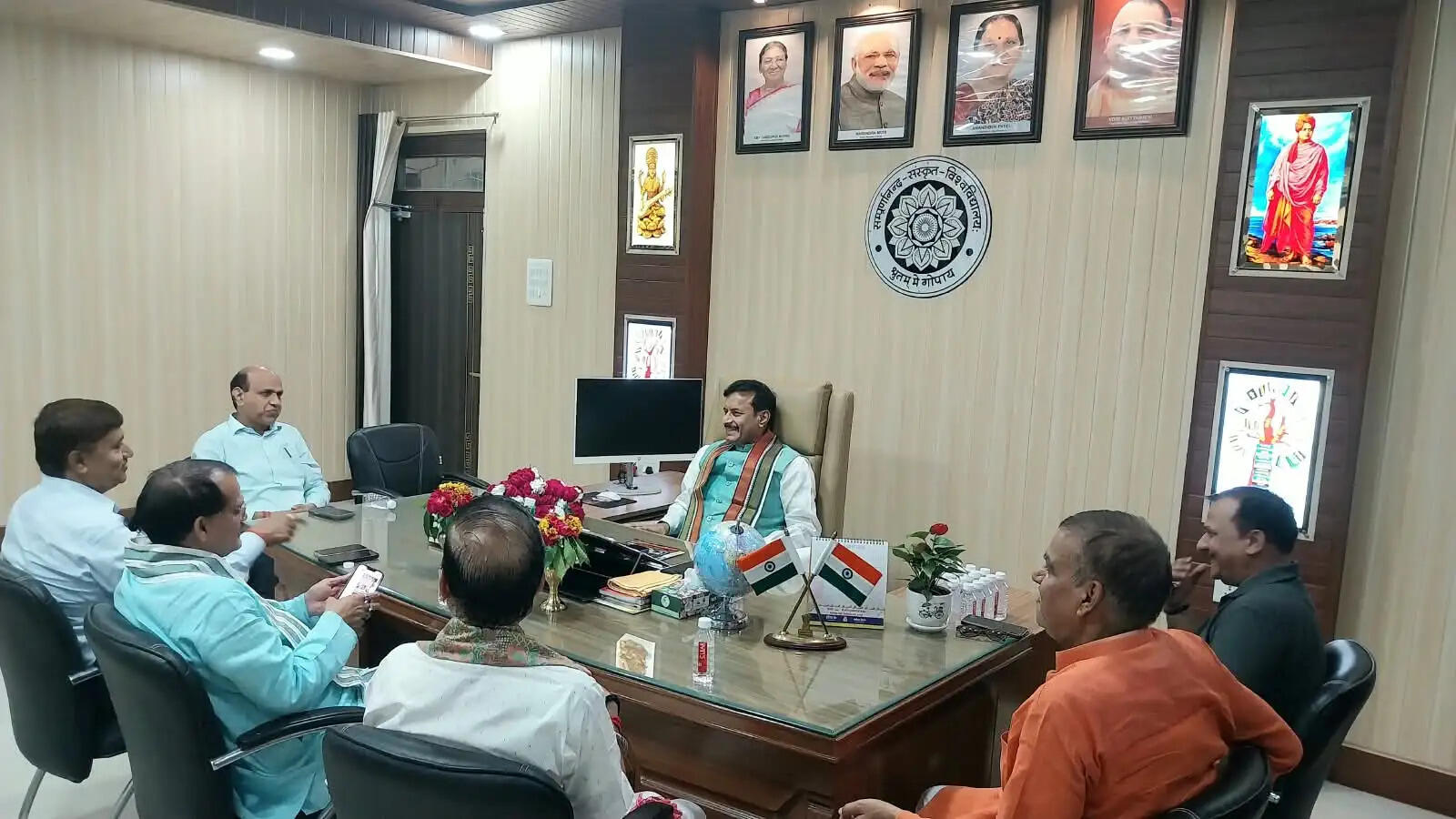 कुलपति ने विश्वविद्यालय के शिक्षक, अधिकारी, कर्मचारी और विद्यार्थियों से विकास यात्रा में सक्रिय भागीदारी का आह्वान किया। उन्होंने कहा कि सामूहिक प्रयासों से ही इस प्राचीन ज्ञानपीठ को आधुनिक समय की जरूरतों के अनुरूप प्रभावशाली और वैश्विक ज्ञान-केंद्र बनाया जा सकता है।