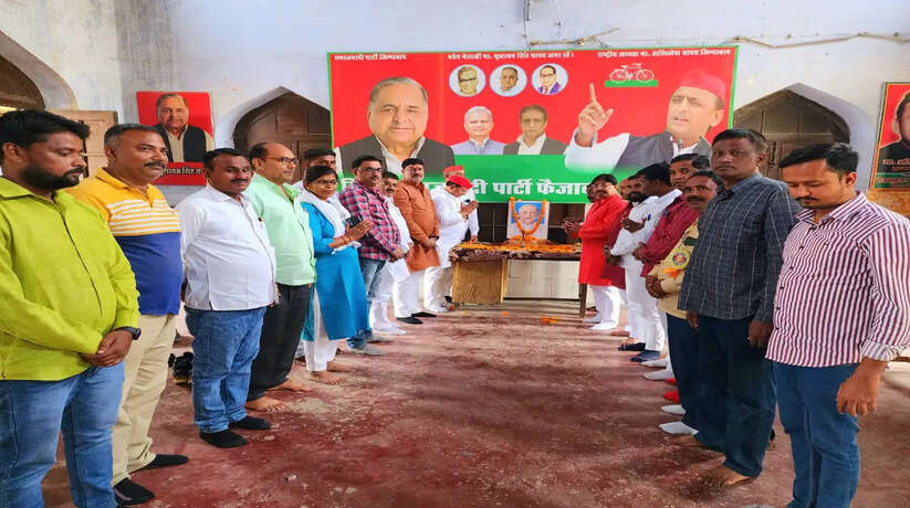 Ayodhya News: अयोध्या में समाजवादी पार्टी कार्यालय पर मनाई गयी सरदार वल्लभ भाई पटेल की जयंती