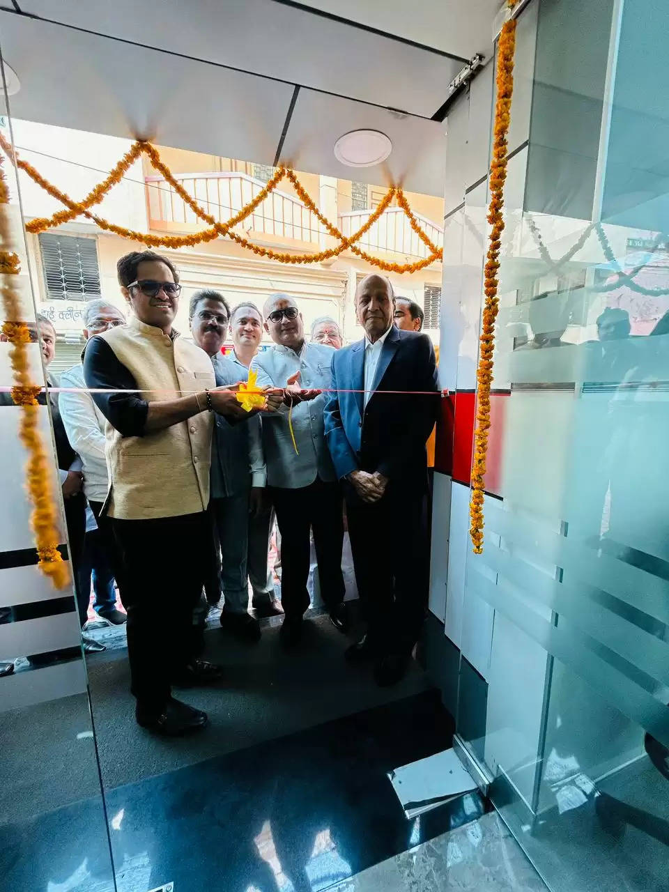 Varanasi News: एचडीएफसी बैंक ने अपनी 27वीं  शाखा का उपाध्यक्ष वाराणसी विकास प्राधिकरण पुलकित गर्ग आईएएस के कर कमलों से किया शुभारंभ