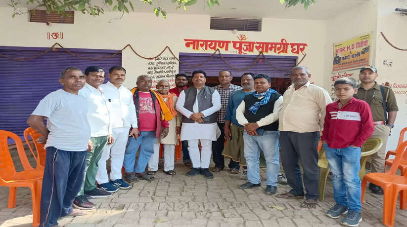 Mann Ki Baat: चंदौली में भाजपा नेता सूर्यमुनी तिवारी के साथ भाजपाईयों ने सुनी मन की बात