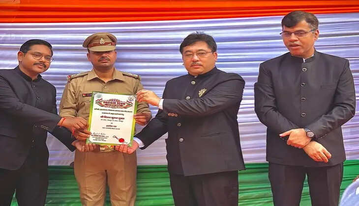 शिकारियों पर शिकंजा, 4 हजार तोतों को मिली नई जिंदगी, वन दरोगा सम्मानित