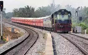 One killed, two seriously injured after being hit by a train while crossing a closed crossing 