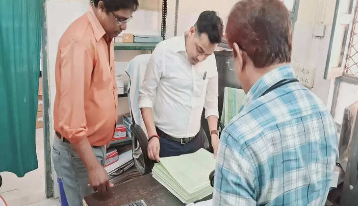 चंदौली एसडीएम कुंदन राज कपूर ने धानापुर सीएचसी का किया औचक निरीक्षण, गंदगी और जन औषधि केंद्र बंद मिलने पर जताई नाराजगी