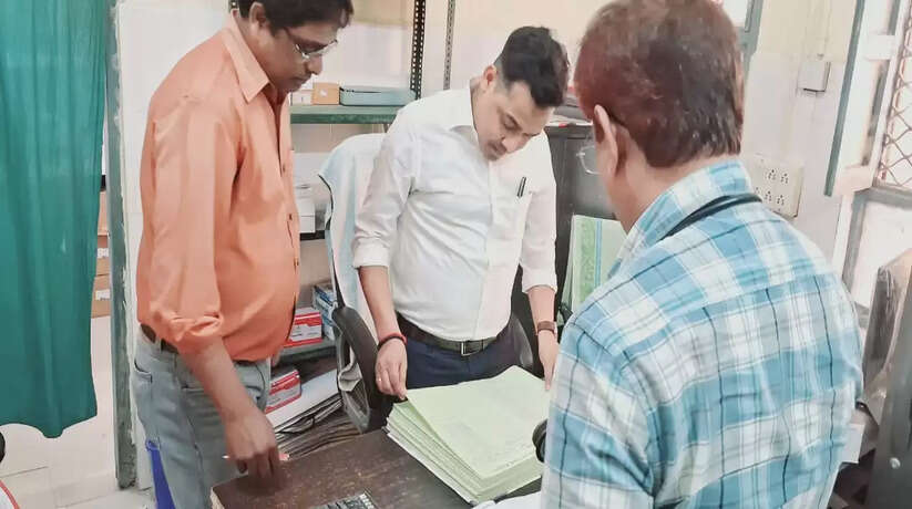 चंदौली एसडीएम कुंदन राज कपूर ने धानापुर सीएचसी का किया औचक निरीक्षण, गंदगी और जन औषधि केंद्र बंद मिलने पर जताई नाराजगी