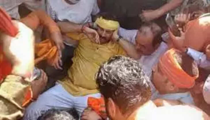 दिल्ली में CM &nbsp;केजरीवाल &nbsp;के घर के बाहर प्रदर्शन के दौरान घायल हुए बीजेपी सांसद मनोज तिवारी