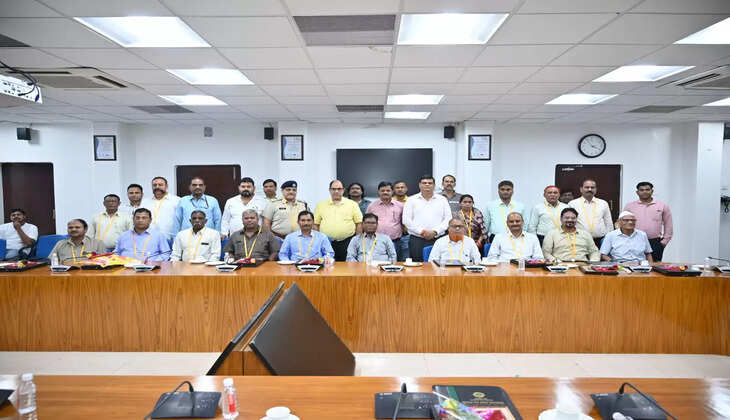 बरेका में जुलाई माह में सुरक्षा आयुक्त बाल किशन मीना सहित 17  कर्मचारियों को दी गई भावभीनी विदाई
