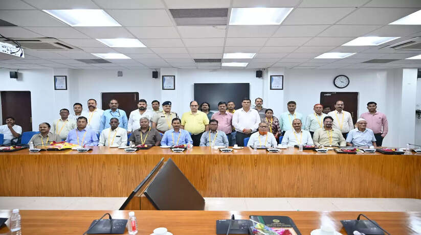 बरेका में जुलाई माह में सुरक्षा आयुक्त बाल किशन मीना सहित 17 कर्मचारियों को दी गई भावभीनी विदाई