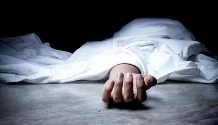 बीए प्रथम वर्ष की छात्रा थी और कालेज के लिए बतायी गयी किताब खरीदकर वापस आते समय ट्रेन की चपटे में आ गई।