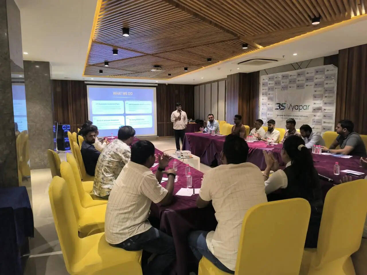 Meeting में Vyapar Presentation Session के दौरान 3S Vyapar Chapter Kashi के Member श्री आशीष कुमार ने Mutual Fund से संबंधित अपने Business और Services के बारे में जानकारी दी।