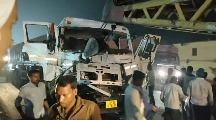 Chandauli News: चंदौली में कंटेनर और ट्रक में जोरदार टक्कर, केबिन में फंसा चालक, घंटो चला रेस्क्यू