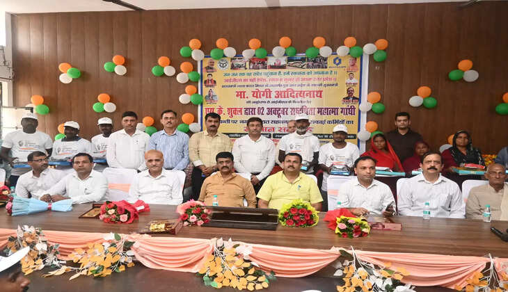  सहजनवा में गांधी जयंती पर आईजीएल ने सफाई कर्मियों को किया सम्मानित  https://livebharatnews.in/uttar-pradesh/Gorakhpur/igl-felicitates-sanitation-workers-on-gandhi-jayanti-in/cid15461618.htm