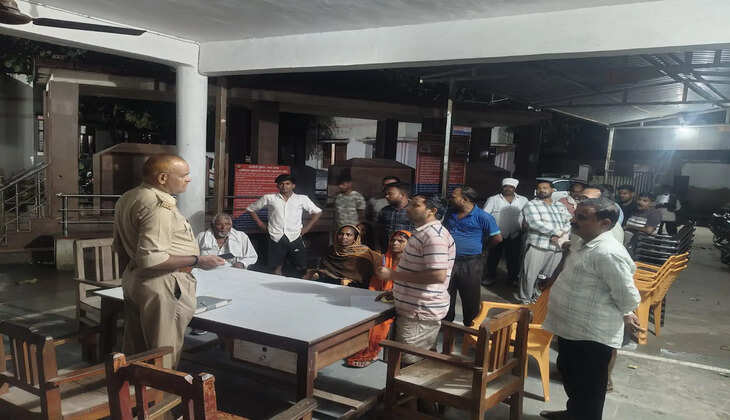 चंदौली में चोरी की घटनाओं से नाराज ग्रामीण थाने पहुंचे, पुलिस की सक्रियता पर उठाए सवाल  चंदौली। धानापुर क्षेत्र में लगातार हो रही चोरी की घटनाओं से नाराज ग्रामीणों ने शुक्रवार रात करीब 10 बजे थाने पहुंचकर प्रदर्शन किया। ग्रामीणों ने पुलिस से चोरी की घटनाओं पर प्रभावी कार्रवाई करने और आरोपियों की गिरफ्तारी की मांग की।  ग्रामीणों के अनुसार पिछले चार दिनों से क्षेत्र में एक संदिग्ध चोर लगातार घरों को निशाना बना रहा है। गुरुवार रात ग्रामीणों ने एक संदिग्ध को पकड़ने का प्रयास किया था, लेकिन वह साइकिल और जूते छोड़कर भाग निकला। शुक्रवार दोपहर ग्रामीणों ने दोनों सामान पुलिस को सौंपते हुए कार्रवाई की मांग की थी।  ग्रामीणों का आरोप है कि इसके बावजूद शुक्रवार शाम करीब 7:30 बजे धानापुर कस्बे के खजूरहिया निवासी स्व. केदार के घर में चोरी का प्रयास किया गया। घर में सो रही महिला के जागने पर चोर ने कथित तौर पर उसके साथ मारपीट और छेड़खानी की। शोर सुनकर ग्रामीणों के पहुंचने पर आरोपी मौके से फरार हो गया।  घटना से नाराज ग्रामीण रात में धानापुर थाने पहुंचे और पुलिस की कार्यप्रणाली पर सवाल उठाए। ग्रामीणों ने नरौली गांव के काली मंदिर से 20 किलो का घंटा और 14 चांदी की आंखें चोरी होने सहित क्षेत्र में पूर्व में हुई चोरी की घटनाओं का भी उल्लेख किया। उनका कहना था कि कई पुराने मामलों का अब तक खुलासा नहीं हो सका है।  ग्रामीणों ने नए थाना प्रभारी से चोरी की घटनाओं पर अंकुश लगाने और पुराने मामलों के खुलासे की उम्मीद जताई। प्रदर्शन के दौरान थाना प्रभारी सूर्य प्रकाश मिश्रा ने ग्रामीणों को कार्रवाई का आश्वासन दिया, जिसके बाद मामला शांत हुआ। ग्रामीणों ने पुलिस अधीक्षक आकाश पटेल का ध्यान क्षेत्र में बढ़ती चोरी की घटनाओं की ओर आकृष्ट कर प्रभावी कार्रवाई की मांग की है।