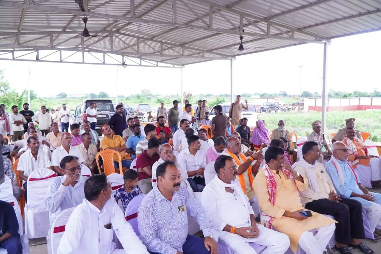 चंदौली में भाजपा का 'वृक्षारोपण महायज्ञ 2026', सांसद डॉ. विनोद बिन्द और विधायक सुशील सिंह ने लगाए पौधे