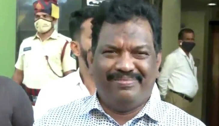 गोवा विधानसभा चुनाव के पहले भाजपा को एक और झटका लगा है। राज्य के कैबिनेट मंत्री व विधायक माइकल लोबो ने इस्तीफा दे दिया है। उन्होंने मंत्री पद के साथ ही विधायक पद से भी त्यागपत्र दे दिया है।    लोबो ने आरोप लगाया कि भाजपा पूर्व सीएम दिवंगत मनोहर पर्रिकर की विरासत को भूल गई है और उनके समर्थक कार्यकर्ताओं को हाशिये पर किया जा रहा है। इस्तीफा देने के बाद लोबो ने उम्मीद जताई कि गोवा के कलंगट विधान सभा क्षेत्र की जनता मेरे इस फैसले का सम्मान करेंगे। अगले कदम के बारे में जल्द निर्णय करेंगे। मेरी अन्य दलों के साथ बातचीत चल रही है। जिस तरह से व्यवहार हो रहा था उससे मैं दुखी हूं। पार्टी के कार्यकर्ता भी खुश नहीं हैं।    इस्तीफे के बाद पत्रकारों से बात करते हुए लोबो ने कहा कि वह पार्टी के कामकाज से नाराज हैं। हालांकि, उन्होंने अपने फैसले के लिए केंद्र या राज्य के नेताओं को दोष नहीं दिया।उन्होंने कहा कि मैं अपने साथ हो रहे व्यवहार से परेशान था। जमीनी स्तर के कार्यकर्ताओं की अनदेखी होती है। मैंने अपनी आंखों से देखा है, कानों से सुना है। पार्टी इतनी बड़ी हो गई है कि उसे अब जमीनी कार्यकर्ताओं के योगदान का कद्र नहीं है। कई लोग मेरे पास शिकायत करने आए थे। पार्टी में उतार-चढ़ाव होते हैं, लेकिन कार्यकर्ताओं की अनदेखी नहीं हो सकती है।   गोवा के वरिष्ठ नेता लोबो ने कहा कि ये बातें मैं लंबे समय से कह रहा हूं लेकिन कोई सुनने को तैयार नहीं था। लेकिन मुझे लगा कि हमें दरकिनार कर दिया गया है।  लोबो कई दलों से संपर्क में  लोबो ने कहा कि वह कई राजनीतिक दलों के साथ बातचीत कर रहे हैं, लेकिन उनका भविष्य क्या है, इस पर कोई फैसला नहीं हुआ है। लोबो, प्रमोद सावंत कैबिनेट के अधिक मुखर सदस्यों में से एक थे। इस्तीफा देने वाले तीसरे ईसाई विधायक हैं। उनका कहना है कि पूर्व मुख्यमंत्री मनोहर पर्रिकर के निधन के बाद से पार्टी ने एक अलग मोड़ लिया है।
