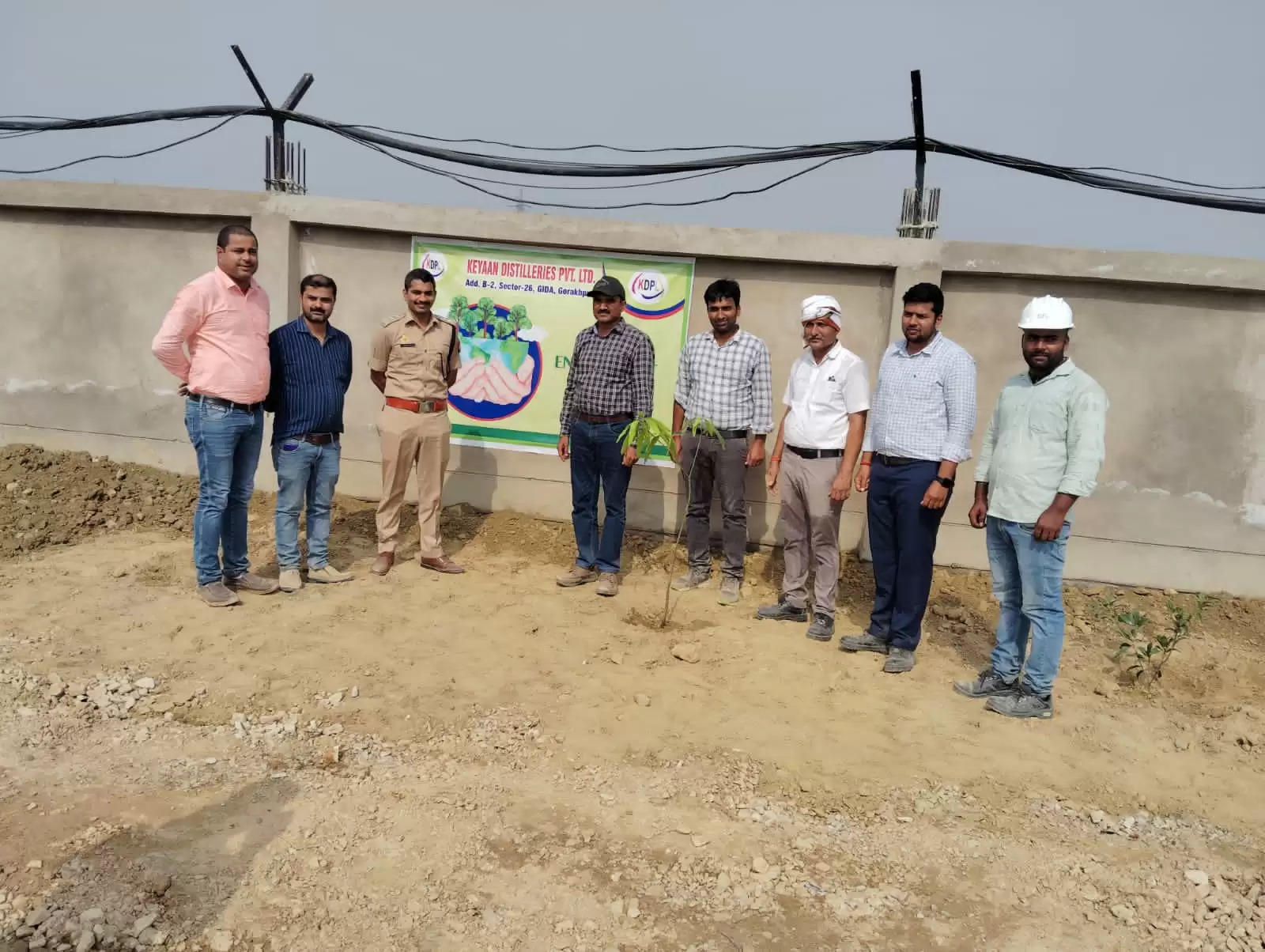 Gorakhpur News: विश्व पर्यावरण दिवस  के पावन अवसर पर केयान डिस्टीलरी प्राइवेट लिमिटेड के तत्वाधान में लगाए गए फलदार पौधे