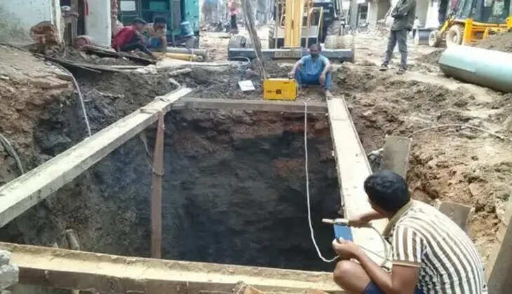 दालमंडी चौड़ीकरण परियोजना ने पकड़ी रफ्तार, भूमिगत सीवर लाइन बिछाने का काम शुरू