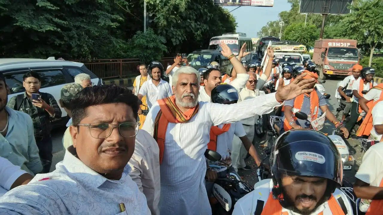 वाराणसी से बड़नगर जा रही भाजपा की बाइक यात्रा का झूंसी में स्वागत