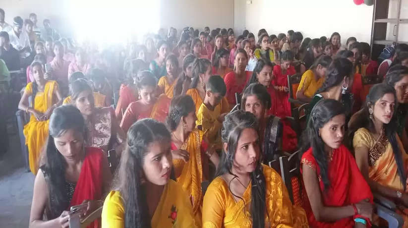 Gorakhpur News: सहजनवा डिग्री कॉलेज में फेयरवेल पार्टी के साथ छात्र-छात्राओं को दी गई विदाई