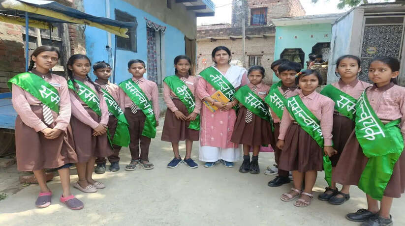 बच्चों ने नामांकन के लिए निकाली जागरूकता रैली अभियान