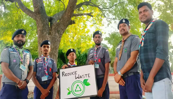 BLW News: गर्मी से राहत के लिए मंडल के प्रमुख स्टेशनों से गुजरने वाली ट्रेनों के जनरल कोच में यात्रियों तक पानी पहुँचाया जा रहा