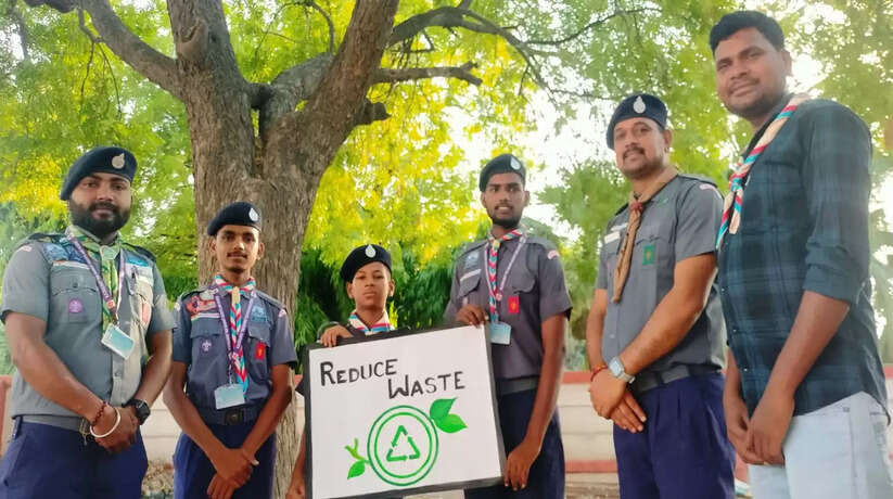 BLW News: गर्मी से राहत के लिए मंडल के प्रमुख स्टेशनों से गुजरने वाली ट्रेनों के जनरल कोच में यात्रियों तक पानी पहुँचाया जा रहा