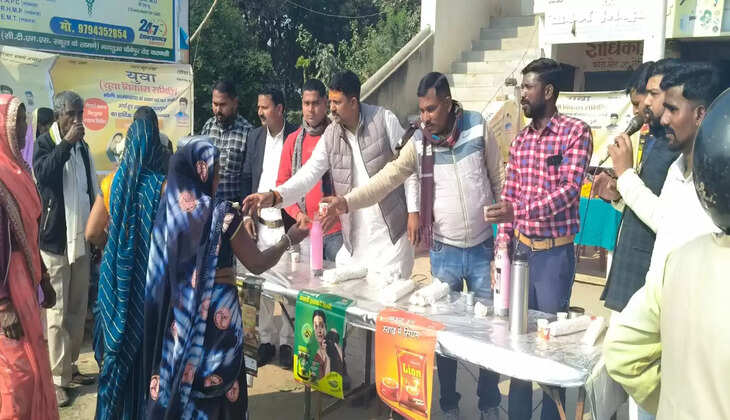 मौनी अमावस्या पर युवाओ ने की श्रद्धालुओं की सेवा..