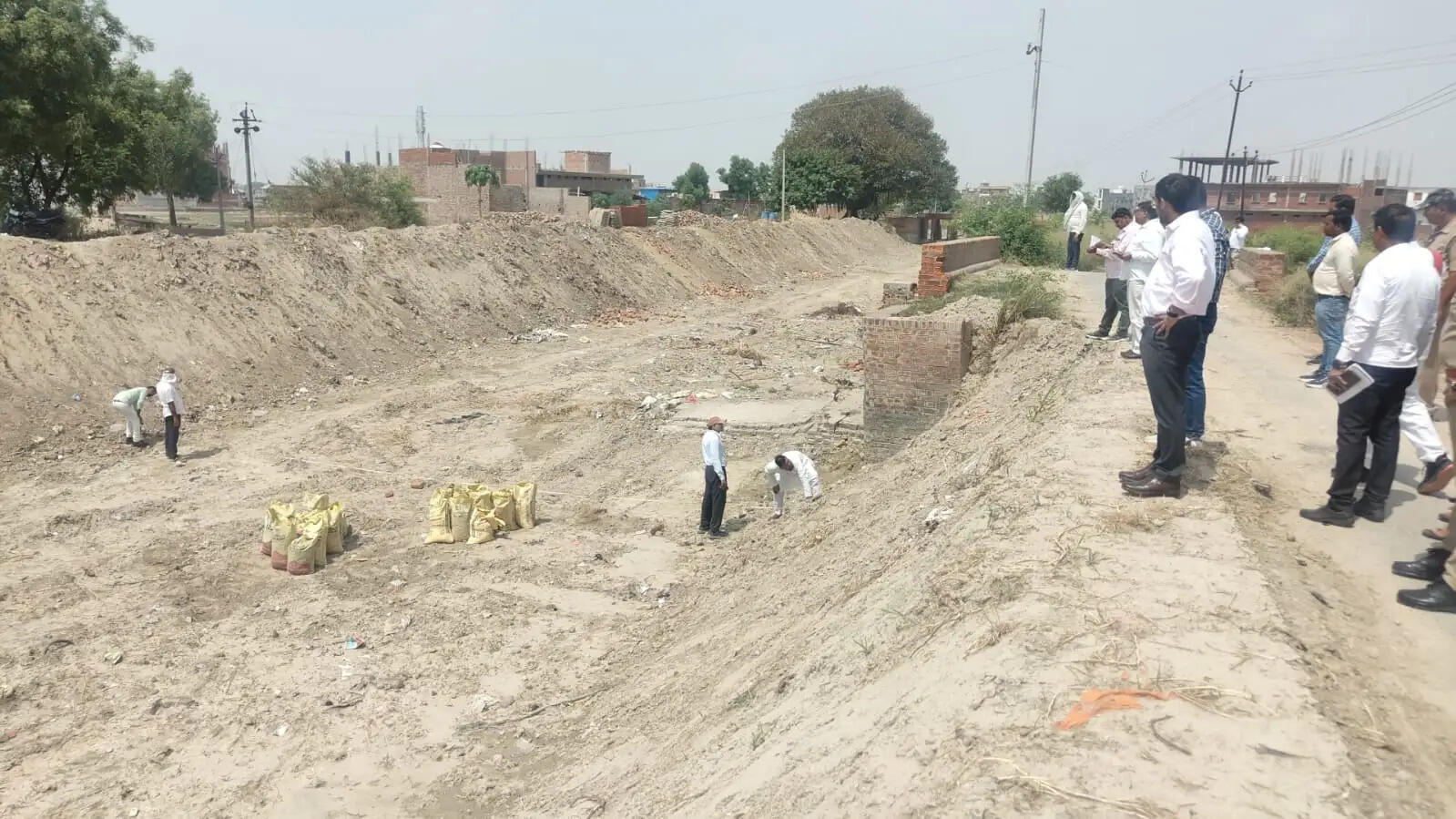 डीएम ने नहर में निर्माणाधीन पक्की दीवार की गुणवत्ता, मोटाई और मजबूती की भी जांच की। उन्होंने सिंचाई विभाग के अधिकारियों को चेतावनी देते हुए कहा कि किसी भी स्तर पर गुणवत्ता से समझौता बर्दाश्त नहीं किया जाएगा। निर्माण कार्य तय मानकों के अनुरूप और निर्धारित समय सीमा के भीतर पूरा किया जाए।