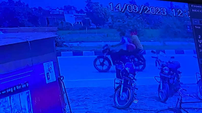 Varanasi News: वाराणसी में घर के सामने रखा सिलेंडर लेकर भागे बाइक सवार, कैमरे में कैद हुयी तस्वीर