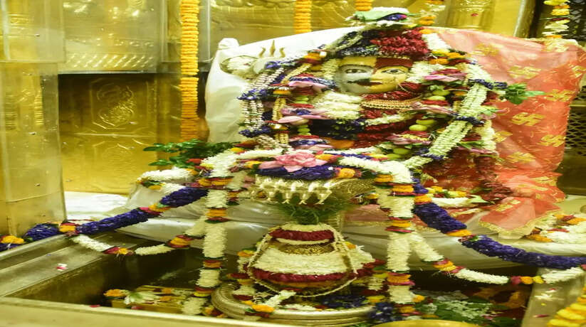 अर्धनारीश्वर स्वरूप में विराजमान हुए बाबा, देखने के लिए उमड़े श्रद्धालु