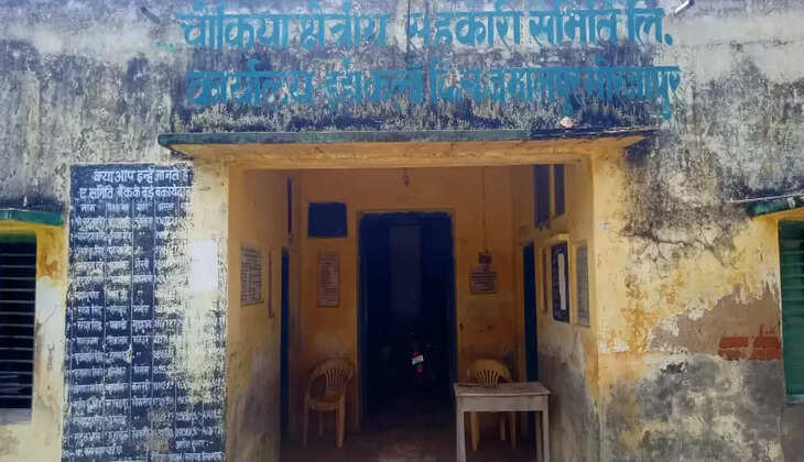 मिर्ज़ापुर में चौकियां क्षेत्रीय सहकारी समिति में लगा इनवर्टर,बैटरी चोरी...