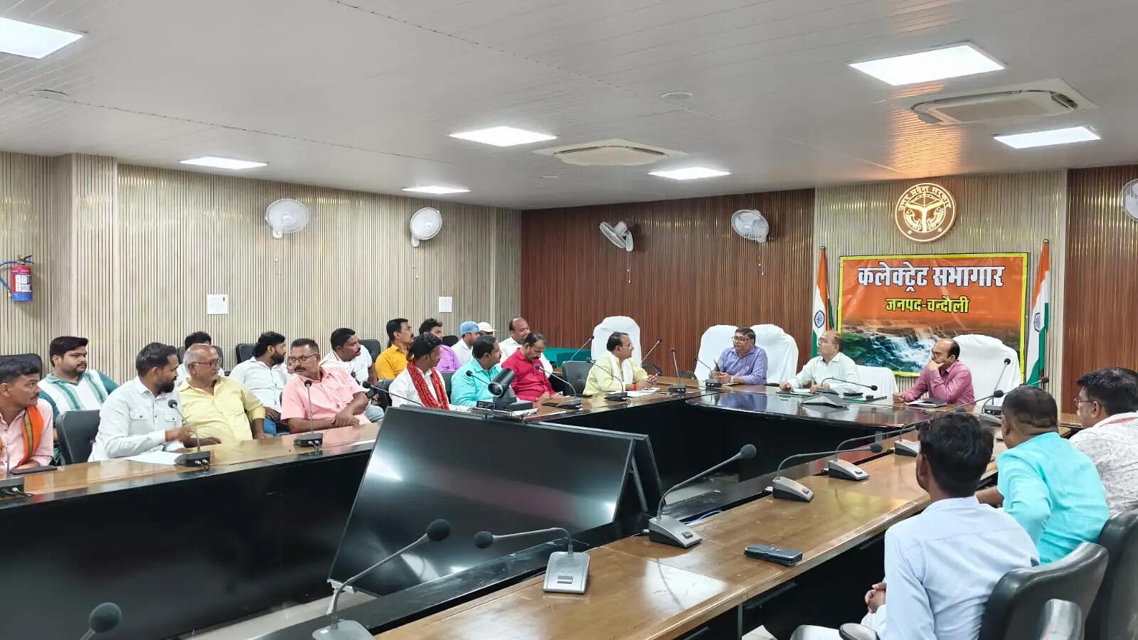Chandauli News: चंद्रप्रभा और गड़ई नदी की सफाई को लेकर किसानों ने डीएम से लगाई गुहार