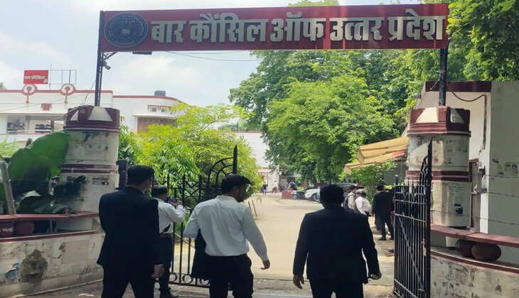 उत्तर प्रदेश में फर्जी लॉ डिग्री के आधार पर वकालत करने के मामले में 105 अधिवक्ता चिन्हित किए गए हैं। अब तक करीब 35 मामलों में FIR दर्ज हो चुकी है। हाईकोर्ट के आदेश के बाद जांच जारी है।