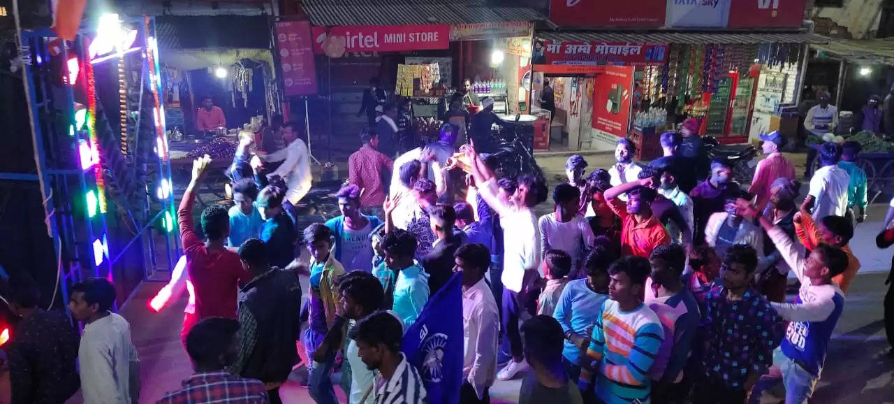 Varanasi News: वाराणसी में धूमधाम से मनी संत रविदास जयंती, गाजे-बाजे के साथ निकला जुलूस