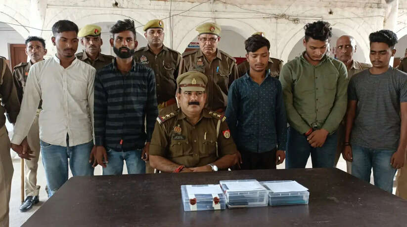 Chanduali News: चोरों के सक्रिय गिरोह का भंडाफोड़, चोरी के 09 अदद मोबाइल व 02 मोटरसाइकिल के साथ 05 शातिर चोर गिरफ्तार