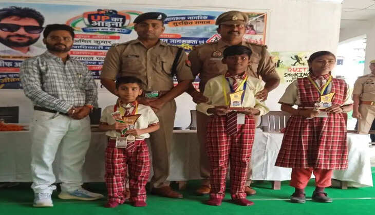 समता विद्या मंदिर में यातायात जागरूकता और नशा मुक्ति कार्यक्रम आयोजित  मिर्जापुर। नटवां स्थित समता विद्या मंदिर पब्लिक हाई स्कूल में &lsquo;यूपी का आईना खबर सच की ओर&rsquo; चैनल के संपादक तौसीफ अहमद के नेतृत्व में यातायात जागरूकता, नशा मुक्ति एवं महिला सशक्तिकरण कार्यक्रम आयोजित किया गया। कार्यक्रम में मुख्य अतिथि क्षेत्राधिकारी नगर अमित कुमार, होमगार्ड कमांडेंट विंध्याचल पाठक, यातायात प्रभारी विवेकानंद सिंह और योनाइटे वेलफेयर सोसाइटी के राष्ट्रीय मंत्री रिजवान अहमद उपस्थित रहे।  अतिथियों ने विद्यार्थियों को यातायात नियमों के पालन, हेलमेट और सीट बेल्ट के उपयोग, नशे से दूर रहने तथा महिलाओं के सम्मान एवं अधिकारों के प्रति जागरूक किया। इस दौरान छात्र-छात्राओं ने चित्रकलाओं के माध्यम से सामाजिक जागरूकता का संदेश दिया। उत्कृष्ट चित्रकला बनाने वाले विद्यार्थियों को प्रथम, द्वितीय और तृतीय पुरस्कार देकर सम्मानित किया गया।  कार्यक्रम के अंत में आयोजक तौसीफ अहमद ने समाचार कवरेज करने पहुंचे पत्रकारों को डायरी और पेन भेंट कर सम्मानित कराया। वहीं मुख्य अतिथि अमित कुमार ने तौसीफ अहमद को शील्ड देकर सम्मानित किया। कार्यक्रम का उद्देश्य विद्यार्थियों में सामाजिक जिम्मेदारी और जागरूकता की भावना विकसित करना रहा।