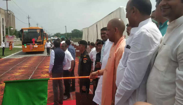 सीएम योगी ने टूरिस्ट बस सिटी बस कूड़ा वाहन &nbsp;को हरी झंडी दिखाकर किये रवाना