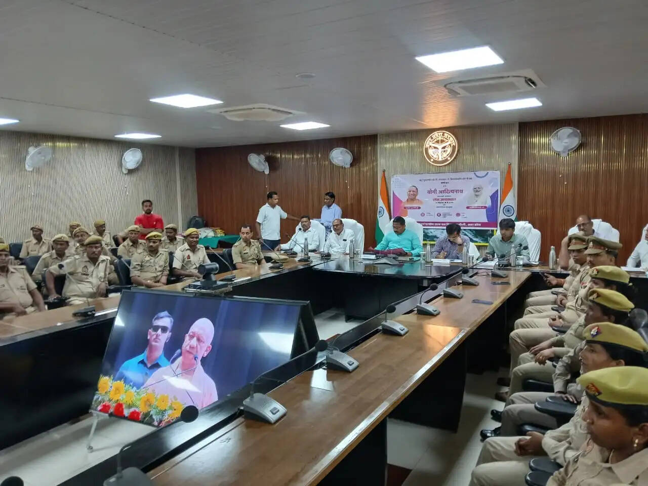 कार्यक्रम में लखनऊ के सरोजनीनगर क्षेत्र के ग्राम परवर पश्चिम में 22.95 करोड़ रुपये की लागत से बनने वाले मल्टीस्टोरी बैरक के निर्माण की भी जानकारी दी गई। सरकार की ओर से पीआरडी जवानों के लिए बुनियादी सुविधाओं को बेहतर बनाने की दिशा में इसे महत्वपूर्ण कदम बताया गया।