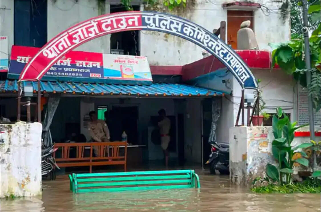 फिलहाल बारिश का दौर जारी रहने से लोगों की परेशानी और बढ़ने की आशंका है। शहर के जलभराव वाले इलाकों में प्रशासन की ओर से राहत और जलनिकासी की व्यवस्था पर लोगों की नजर है।