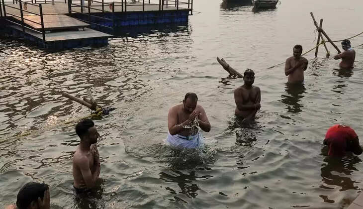 Chandauli News: बलुआ में डुबकी लगाकर मनोज सिंह डब्लू ने की जनकल्याण की कामना