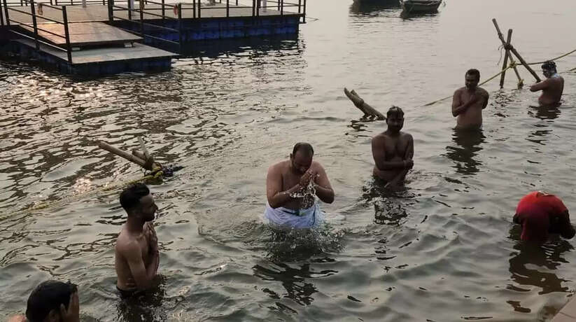 Chandauli News: बलुआ में डुबकी लगाकर मनोज सिंह डब्लू ने की जनकल्याण की कामना