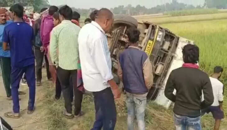 चंदौली में बाल-बाल बचे स्कूली बच्चे व अध्यापिका, निजी स्कूल की बस पलटी