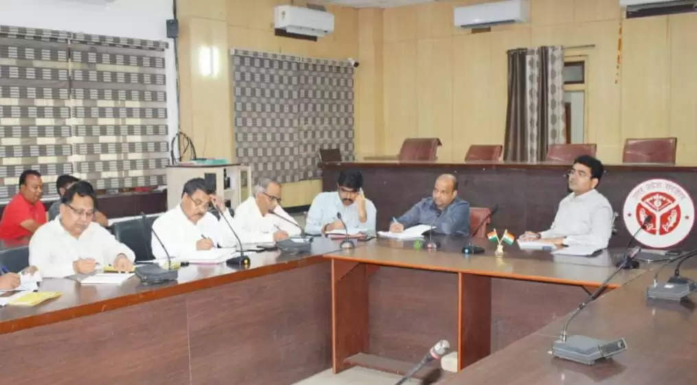 A meeting with the engineers and contractors of the Electricity Department was held under the chairmanship of the District Magistrate in Prayagraj.