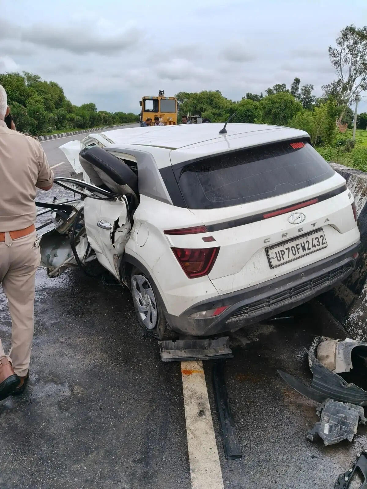 हादसे में मोहम्मद जैद, उमर समेत तीन अन्य लोग घायल हुए हैं। वरिष्ठ पुलिस अधीक्षक बीबीजीटीएस मूर्ति ने घटना की पुष्टि करते हुए बताया कि प्रारंभिक जांच में तेज रफ्तार और वाहन के अनियंत्रित होने की बात सामने आई है। दुर्घटना के वास्तविक कारणों की जांच की जा रही है।