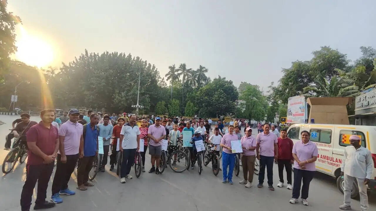कार्यक्रम में विश्वविद्यालय क्रीड़ा परिषद की उपाध्यक्ष प्रो. अर्चना सिंह, महासचिव प्रो. ए.के. नेमा, उपनिदेशक एवं सचिव डॉ. कविता वर्मा, डॉ. राजीव कुमार सिंह, डॉ. खुर्शीद अहमद, डॉ. प्रदीप खालखो, डॉ. धीरेंद्र तिवारी, सहायक निदेशक एवं आयोजन सचिव डॉ. हरिराम यादव, सह-आयोजन सचिव डॉ. प्रमोद कुमार यादव, डॉ. प्रियंका यादव, प्रो. मीनू लाकड़ा, प्रो. विक्रम सिंह, मुख्य आरक्षाधिकारी प्रो. संदीप पोखरिया, सहायक सुरक्षा अधिकारीगण तथा विश्वविद्यालय के अनेक छात्र-छात्राएं उपस्थित रहे। यह आयोजन विश्वविद्यालय के सतत् स्वास्थ्य एवं हरित पहल के तहत किया गया, जिसका उद्देश्य शारीरिक सक्रियता बढ़ाना, प्रदूषण घटाना तथा समुदाय में जागरूकता फैलाना है।
