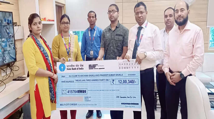 चन्दौली में SBI नौगढ़ शाखा ने इंश्योरेंस के तहत मृतक आश्रित के परिवार को 12 लाख 340 रुपये का किया भुगतान