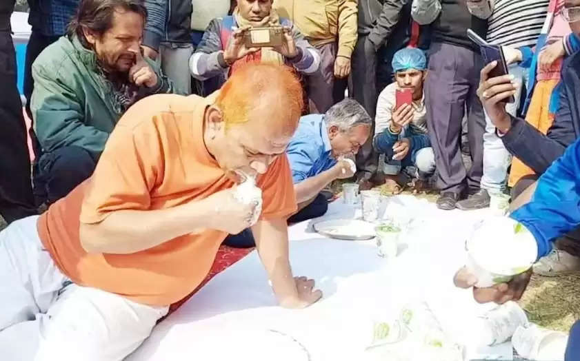 Bihar News: बिहार में अनोखी प्रतियोगिता! 3 मिनट में साढ़े तीन किलो दही खा कर बना विजेता, इतने लोगों ने खा लिया 5 क्विंटल दही