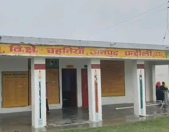जानकारी के अनुसार, चोरों ने विद्यालय के प्रधानाध्यापक कक्ष समेत अन्य कमरों के ताले तोड़ने का भी प्रयास किया, लेकिन वहां से कोई सामान ले जाने में सफल नहीं हो सके। सुबह जब विद्यालय का स्टाफ स्कूल पहुंचा तो किचन का ताला टूटा मिला और सामान गायब था।
