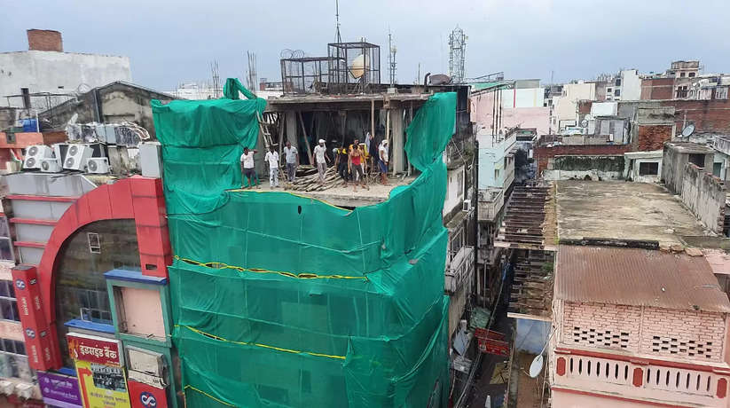 वाराणसी में महिला की मौत के बाद जागा प्रशासन, गिराई जा रही छह मंजिला इमारत